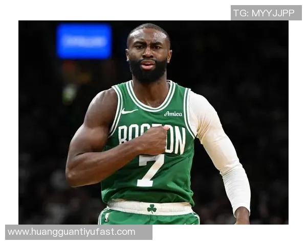 杰伦布朗半场表现平平7投3中三分命中率高但仅得8分助力球队需更努力